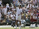 Novak Djokovi slaví postup do 3. kola Wimbledonu.