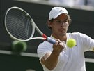 Dominic Thiem returnuje v duelu 2. kola Wimbledonu.