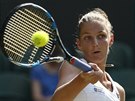 Karolna Plkov returnuje v utkn 2. kola Wimbledonu.
