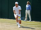 Tomá Berdych returnuje v utkání 2. kola Wimbledonu.