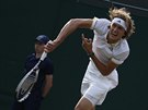 Alexander Zverev servíruje v duelu 2. kola Wimbledonu.