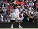 Roger Federer pichází na scénu duelu 2. kola Wimbledonu.