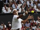 Roger Federer returnuje v 2. kole Wimbledonu.