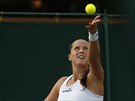 Shelby Rogersová servíruje v duelu 2. kola Wimbledonu.