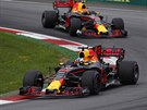 Daniel Ricciardo (vpedu) bhem kvalifikace na Velkou cenu Rakouska.