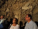 Ve znovuotev�en� um�l� jeskyni.