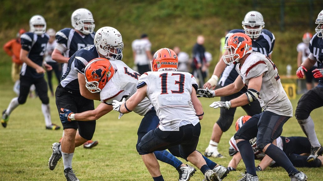 Momentka z duelu Ostrava Steelers (modrá) vs. Prague Lions.
