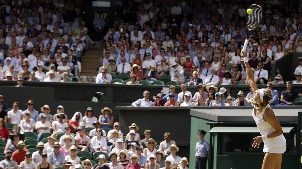 Viktoria Azarenková servíruje p�ed plnými tribunami ve Wimbledonu.