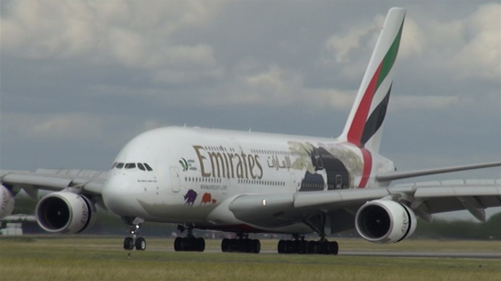VIDEO: V Praze dosedl zvířecí Airbus A380, lince do Dubaje je sedm let -  iDNES.cz