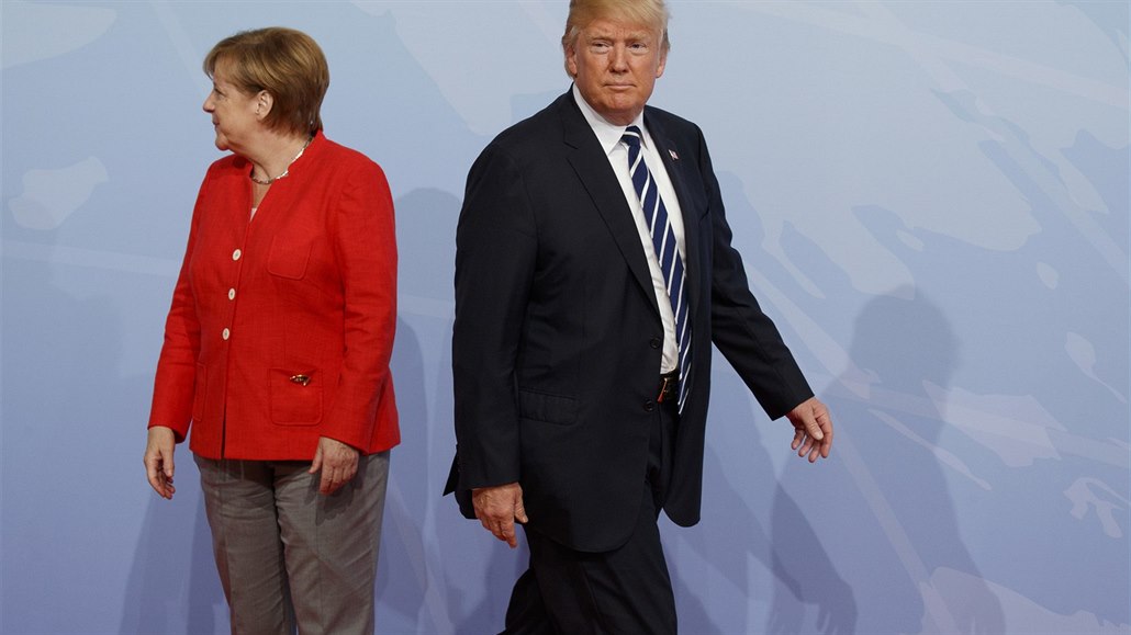 N�mecká kanclé�ka Angela Merkelová a americký prezident Donald Trump se vítají...