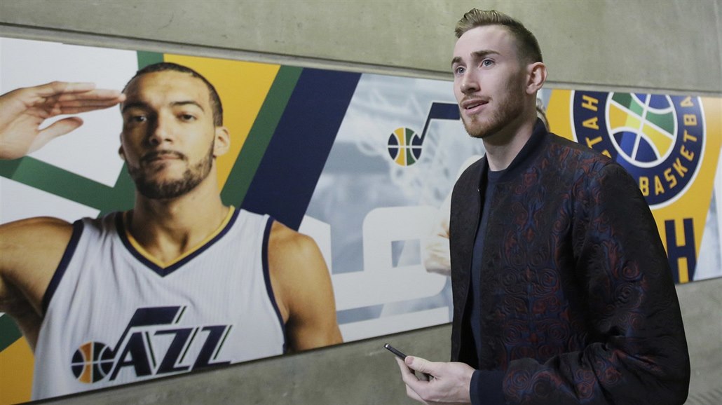 Gordon Hayward mí�í na utkání Utahu Jazz kolem plakátu Rudyho Goberta, te� u�...
