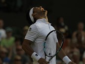 Ital Fabio Fognini v souboji s Britem Andy Murraym ve třetím kole Wimbledonu.