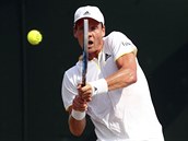 Tom Berdych returnuje v duelu 2. kola Wimbledonu.