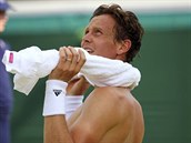 Tom Berdych se ochlazuje v duelu 2. kola Wimbledonu.