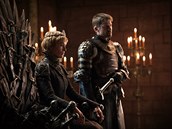 Lena Headeyov jako Cersei a Nikolaj Coster-Waldau v roli Jaimieho. Zbr ze...