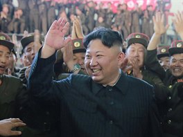 Severokorejsk vdce Kim ong-un oslavuje test mezikontinentln rakety...