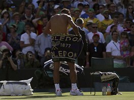 JAKO NA PLI. panl Rafael Nadal vyuil pauzu mezi sety k pevlknut.