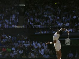 Srb Novak Djokovi servruju na hlavnm kurtu Wimbledonu.