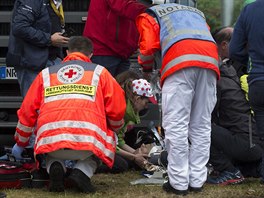 Alejandro Valverde je po pádu v deštivé úvodní časovce v péči zdravotníků.