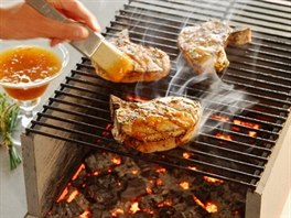 Vep�ov� kotlety na grilu s meru�kovou marin�dou