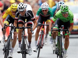 TSN FINI. Rigoberto Uran (vpravo) bojuje o vtzstv v devt etap Tour de...