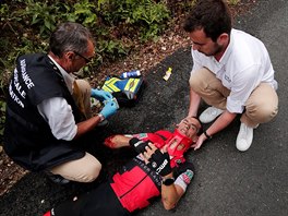 Richie Porte v péči lékařů během deváté etapy Tour de France.