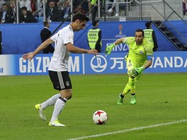 Lars Stindl posílá Německo do vedení, chilský gólman Claudio Bravo už gólu...