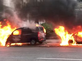 Demonstranti zaplili destky aut v ulicch Hamburku, kde probh summit G20....