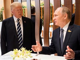 Jeden ze dvou prvních společných snímků Donalda Trumpa s Vladimirem Putinem,...