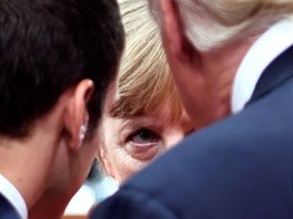 Mezi esti oima. Emanuel Macron, Angela Merkelov a Donald Trump na summitu...