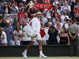 Roger Federer pichz na scnu duelu 2. kola Wimbledonu.
