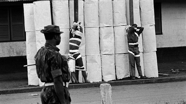 Nigerijt vojci popraven separatisty z Biafry (1968)