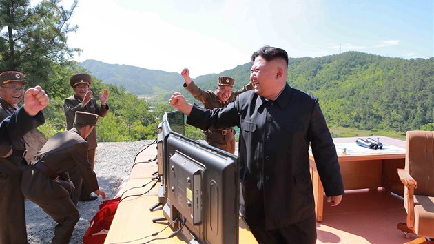 Severokorejský vůdce Kim Čong-un oslavuje test mezikontinentální střely Hwasong-14 (4. července 2017)