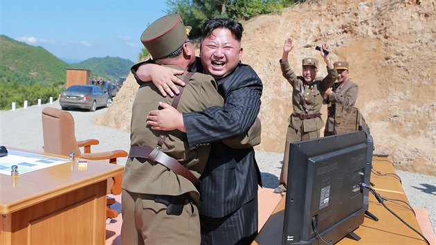 Severokorejský vůdce Kim Čong-un oslavuje test mezikontinentální rakety Hwasong-14. (4. července 2017)
