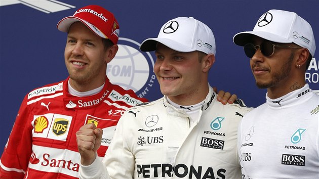 Valtteri Bottas (uprosted) byl nejrychlej v kvalifikaci na Velkou cenu Rakouska. Vlevo je Sebastian Vettel, vpravo Lewis Hamilton.