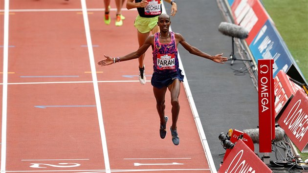 JSEM PRVN. Britsk atlet Mo Farah v cli vtznho zvodu na 3000m na mtinku Diamantov ligy v Londn.