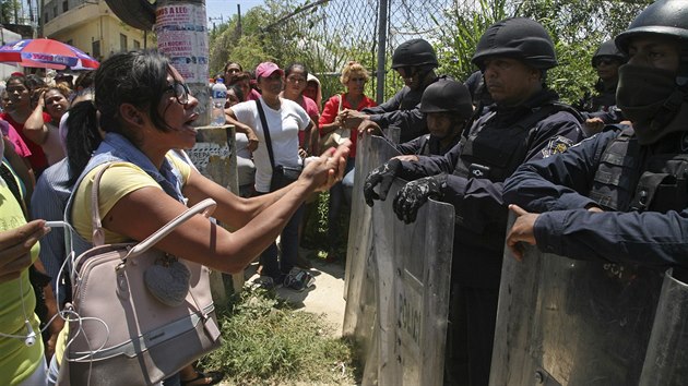 Policie zablokovala pstup k vznici v Acapulcu na jihozpad Mexika, kde se ve tvrtek vzbouili zloinci (6.7.2017).