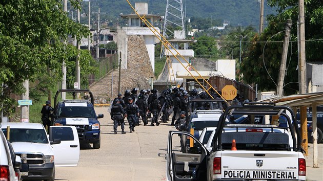 Policie zablokovala pstup k vznici v Acapulcu na jihozpad Mexika, kde se ve tvrtek vzbouili zloinci (6.7.2017).
