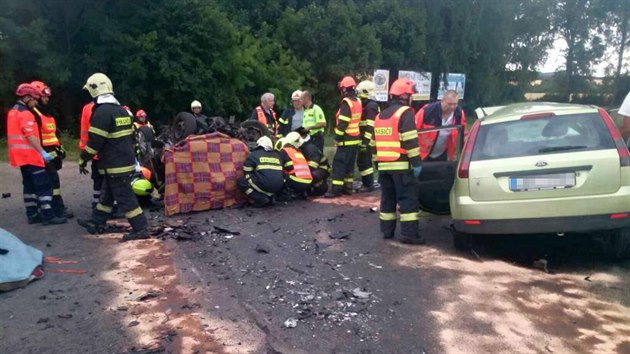 Pi srce dvou automobil na Hodonnsku zemeli v nedli odpoledne tyi lid. (2. ervence 2017)