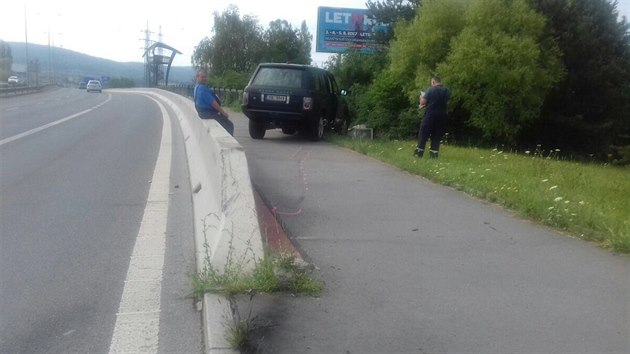 Nedln nehoda osobnho automobilu na Lahovickm most v Praze (9. ervence 2017).