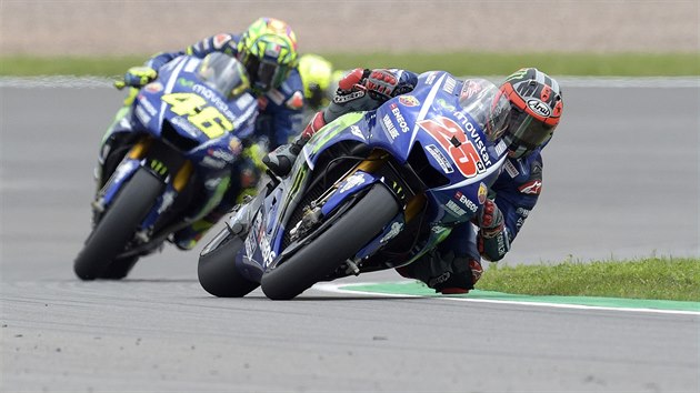 panl Maverick Vinales tsn ped Valentinem Rossim bhem nmeck Grand Prix.