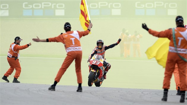 Marc Marquez slav vtzstv bhem Grand Prix Nmecka v Sachsenringu.