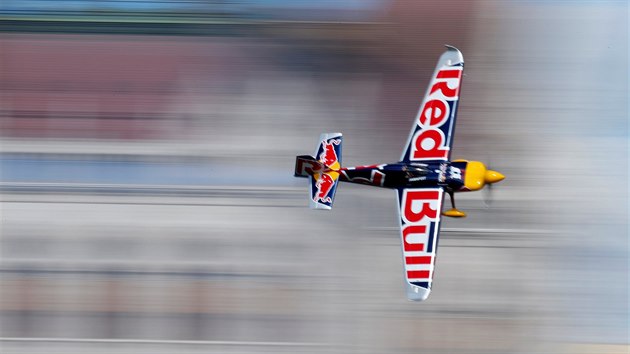 Martin onka bhem zvodu Red Bull Air race v Budapeti.