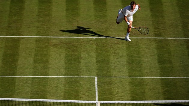 Stan Wawrinka podv bhem prvnho kola WImbledonu v Londn.