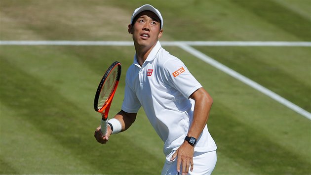 Japonsk tenista Kei Niikori bhem tetho kola Wimbledonu.
