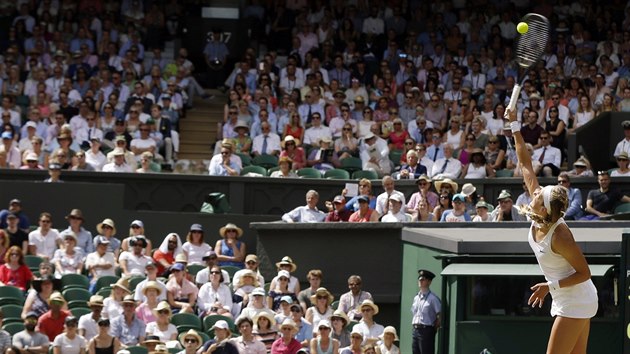 Viktoria Azarenkov servruje ped plnmi tribunami ve Wimbledonu.