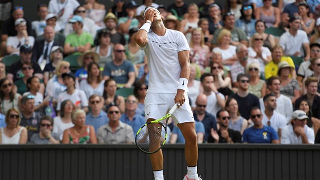 RADJI BYCH SE NEVIDL. Rafael Nadal reaguje na jeden z nepovedench der bhem tetho kola Wimbledonu.