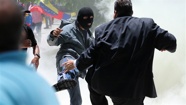 Do venezuelskho parlamentu vtrhli pznivci vldy (5. ervence 2017).