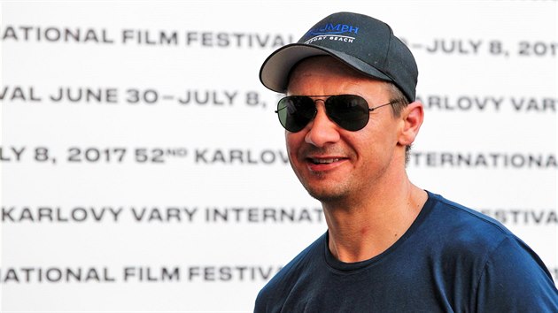 Herec Jeremy Renner, jedna z hlavních hvězd letošního 52. ročníku Mezinárodního filmového festivalu přijel do Karlových Varů (6. července 2017).