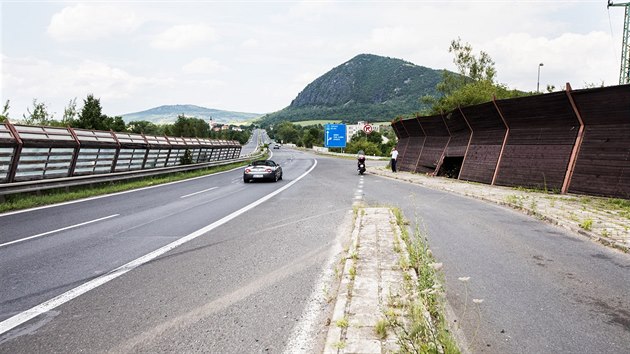 Lide nos svky na msto autonehody dvou dvek u Obrnic na Mostecku (8. ervence 2017).